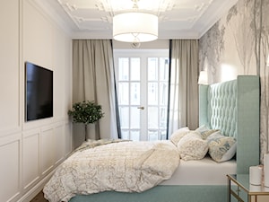 Projekt mieszkania 106m2 - Mała szara sypialnia z balkonem / tarasem, styl tradycyjny - zdjęcie od SHAFIEVA DESIGN