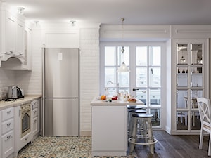 Projekt mieszkania 106m2 - Średnia otwarta z kamiennym blatem biała z zabudowaną lodówką z lodówką wolnostojącą z nablatowym zlewozmywakiem kuchnia dwurzędowa, styl tradycyjny - zdjęcie od SHAFIEVA DESIGN