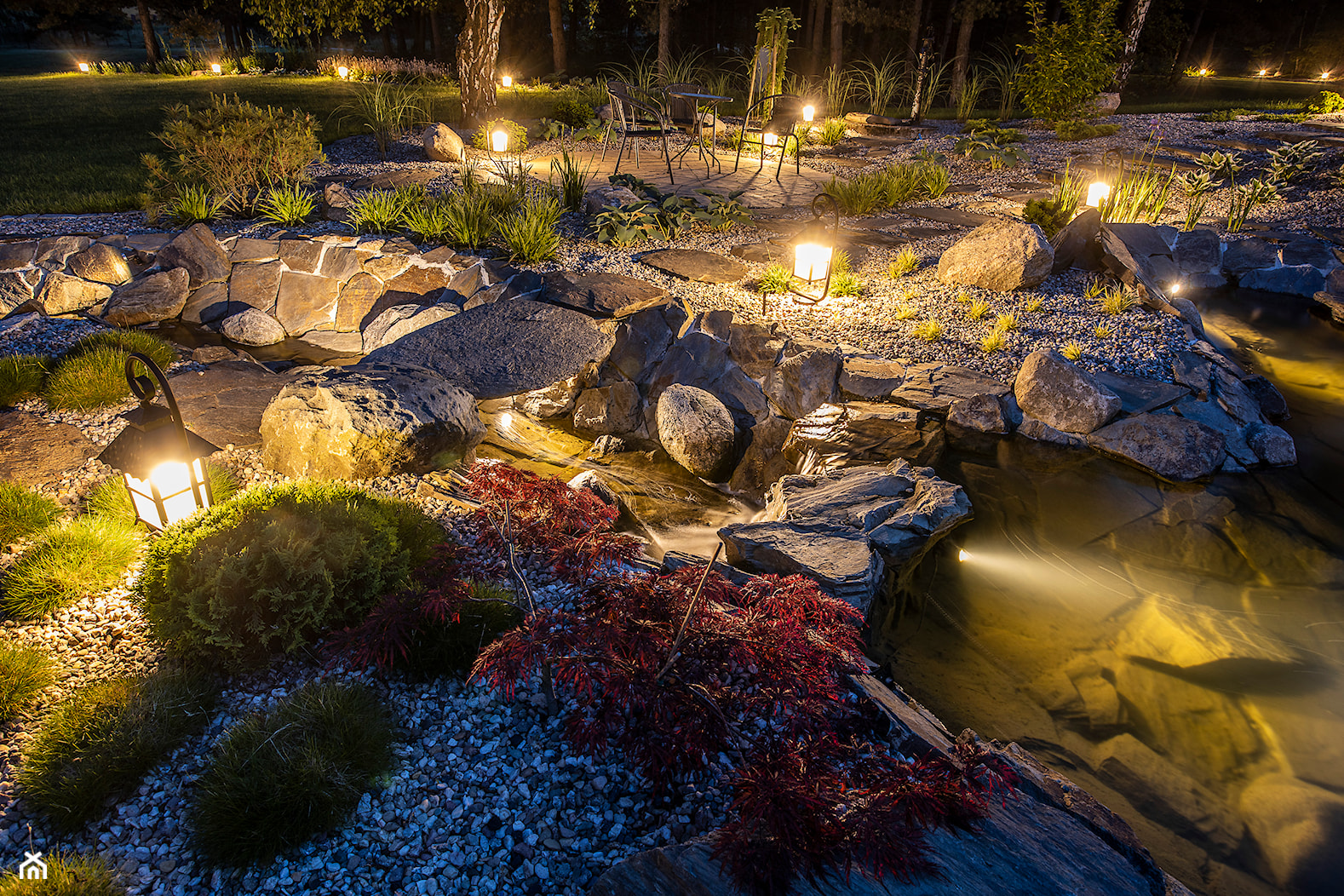 Ogród krajobrazowy z wodospadem - Ogród, styl tradycyjny - zdjęcie od TRAWARICA - Homebook