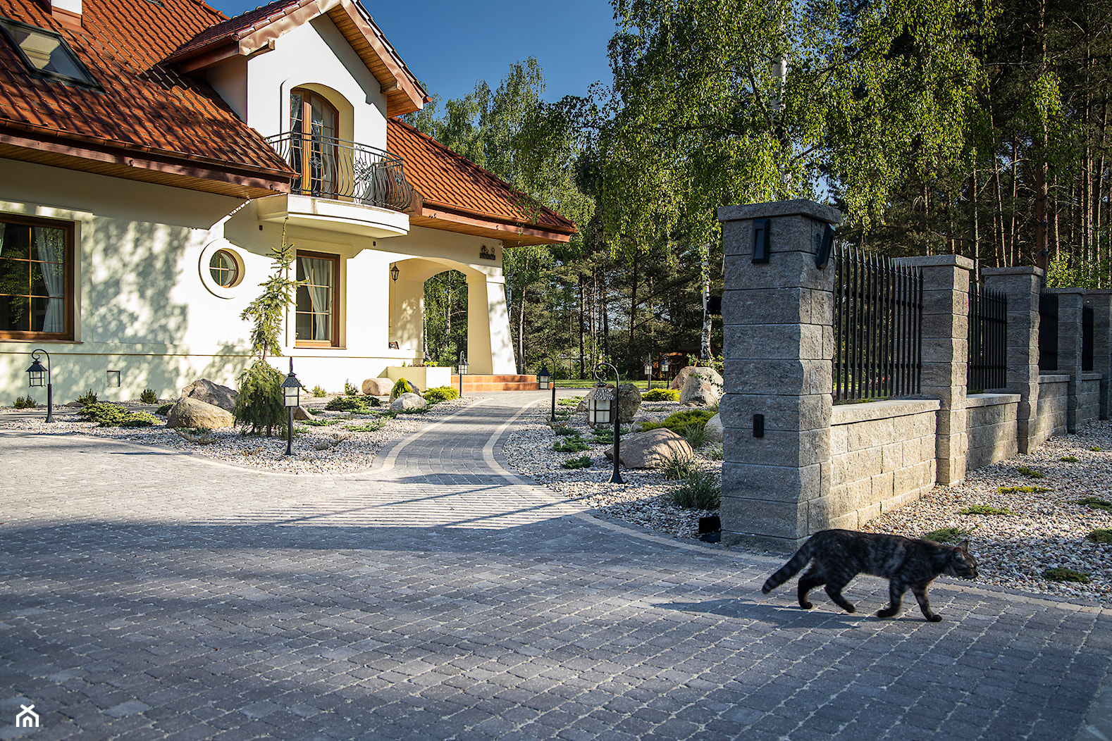 Ogród krajobrazowy z wodospadem - Ogród, styl tradycyjny - zdjęcie od TRAWARICA - Homebook