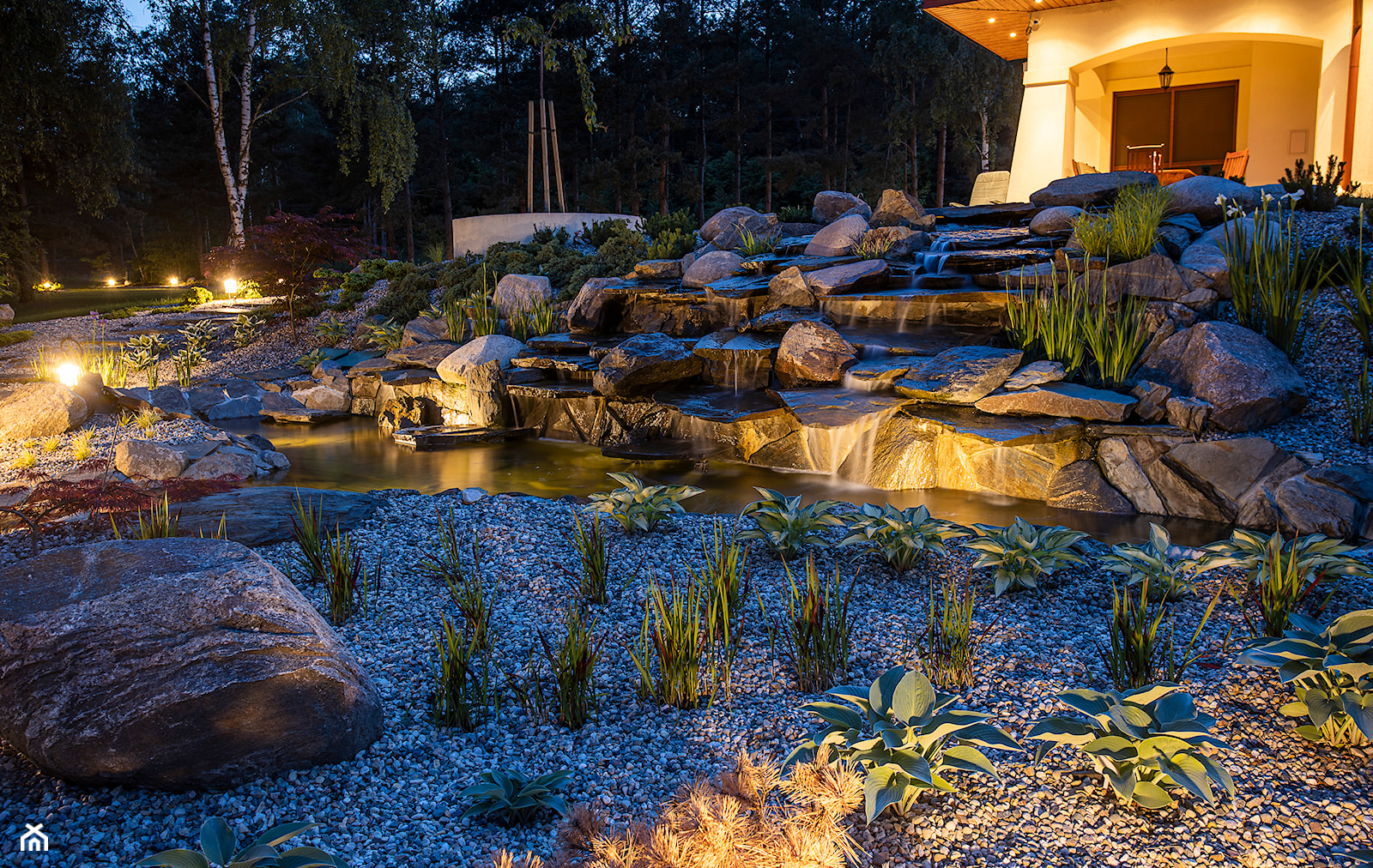 Ogród krajobrazowy z wodospadem - Ogród, styl tradycyjny - zdjęcie od TRAWARICA - Homebook