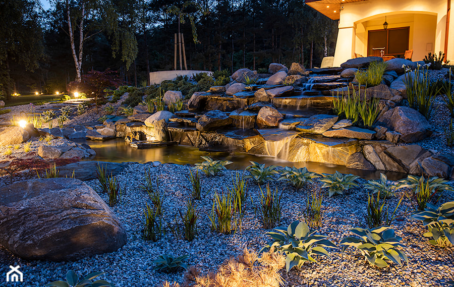Ogród krajobrazowy z wodospadem - Ogród, styl tradycyjny - zdjęcie od TRAWARICA