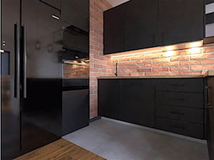 Kuchnia - cegła i industrialne czarne meble - zdjęcie od Holi Home