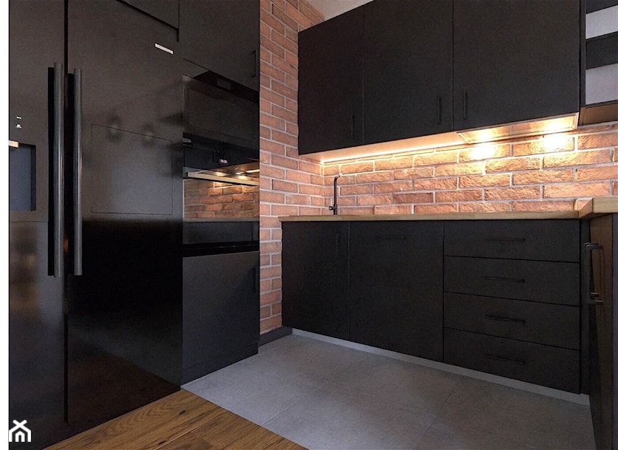 Kuchnia - cegła i industrialne czarne meble - zdjęcie od Holi Home