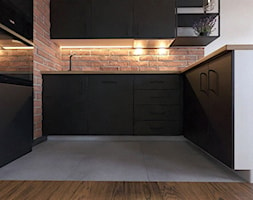Kuchnia - cegła i industrialne czarne meble - zdjęcie od Holi Home - Homebook