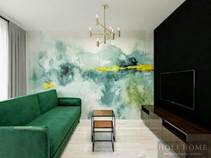 Salon z designerską tapetą na ścianie - Złoto i butelkowa zieleń - zdjęcie od Holi Home