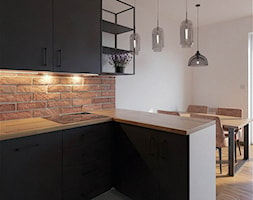 Kuchnia - cegła i industrialne czarne meble - zdjęcie od Holi Home - Homebook