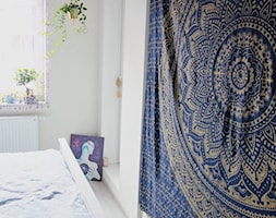 Sypialnia biało - niebieska z złotymi akcentami - zdjęcie od Holi Home - Homebook