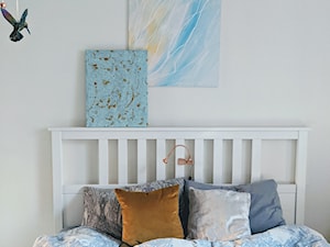 Sypialnia biało - niebieska z złotymi akcentami - zdjęcie od Holi Home