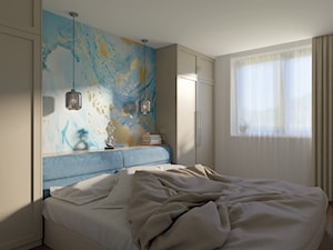 Sypialnia z designerską fototapetą w odcieniach niebieskiego i złota - zdjęcie od Holi Home