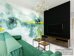 Salon z designerską tapetą na ścianie - Złoto i butelkowa zieleń - zdjęcie od Holi Home
