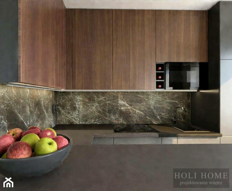 nowoczesna kuchnia z półwyspem otwarta na salon, drewno, szarość, czerń, butelkowa zieleń - zdjęcie od Holi Home