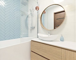 Mała łazienka - pastele i drewno - zdjęcie od Holi Home - Homebook
