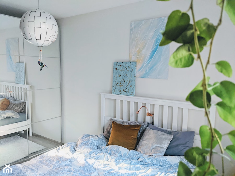 Sypialnia biało - niebieska z złotymi akcentami - zdjęcie od Holi Home