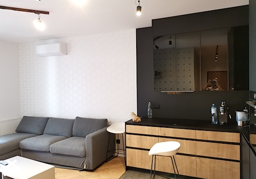 Zdziechowskiego - Mała otwarta z salonem biała czarna z zabudowaną lodówką kuchnia w kształcie litery l, styl nowoczesny - zdjęcie od LL Innenausbau
