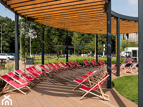 Aranżacje wnętrz - Wnętrza publiczne: Plac przed galerią handlową w Krakowie - TIMBERNESS. Przeglądaj, dodawaj i zapisuj najlepsze zdjęcia, pomysły i inspiracje designerskie. W bazie mamy już prawie milion fotografii!