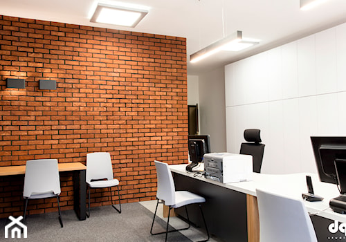 Biurowiec - Średnie białe szare biuro - zdjęcie od DG Studio