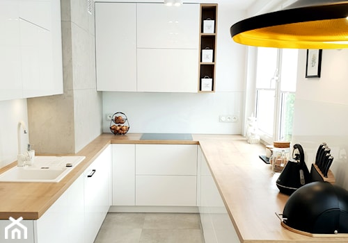 Metamorfoza mieszkania w bloku - Mała otwarta beżowa biała z zabudowaną lodówką z nablatowym zlewozmywakiem kuchnia w kształcie litery u z oknem - zdjęcie od DG Studio