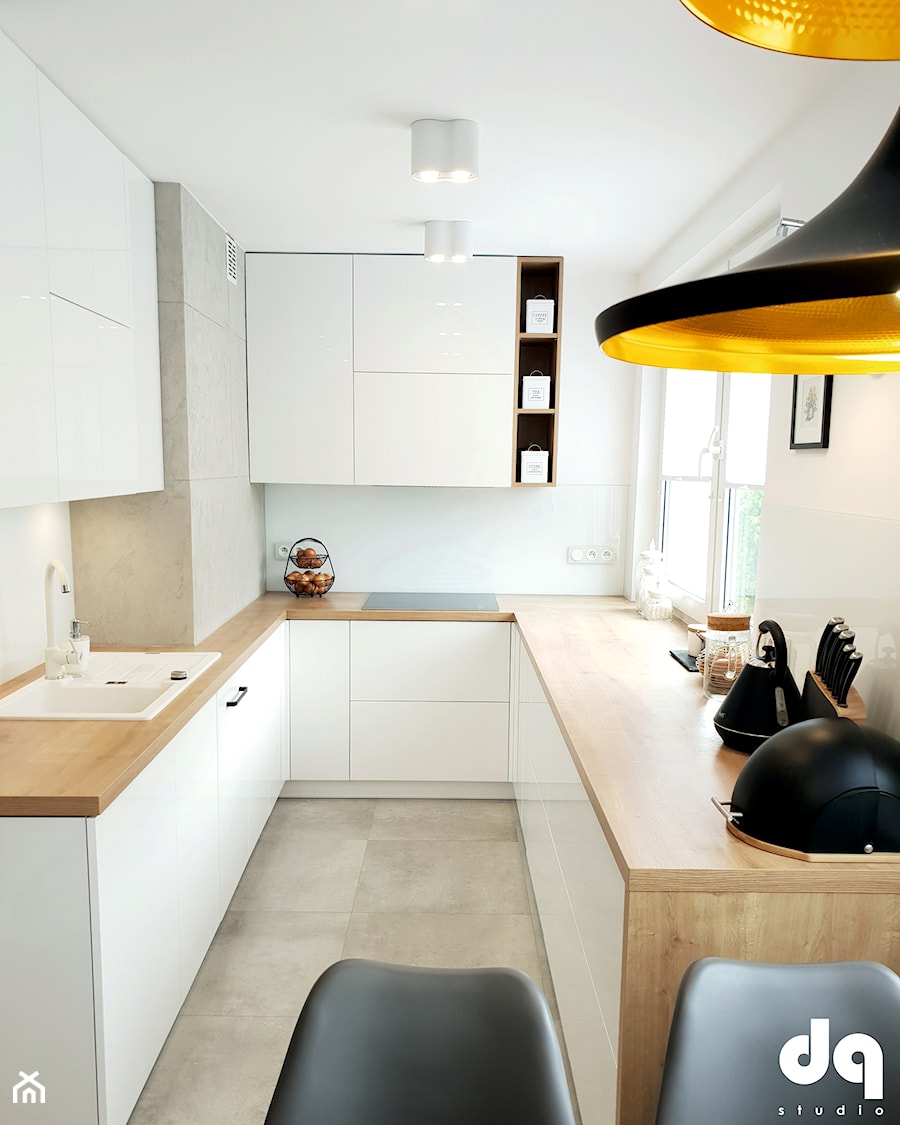 Metamorfoza mieszkania w bloku - Mała otwarta beżowa biała z zabudowaną lodówką z nablatowym zlewozmywakiem kuchnia w kształcie litery u z oknem - zdjęcie od DG Studio