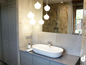 Dom za miastem - Średnia z lustrem z punktowym oświetleniem łazienka z oknem - zdjęcie od DG Studio