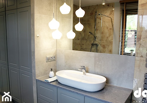 Dom za miastem - Średnia z lustrem z punktowym oświetleniem łazienka z oknem - zdjęcie od DG Studio