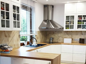 Dom za miastem - Średnia otwarta z salonem beżowa biała z zabudowaną lodówką z nablatowym zlewozmywakiem kuchnia w kształcie litery u z oknem - zdjęcie od DG Studio