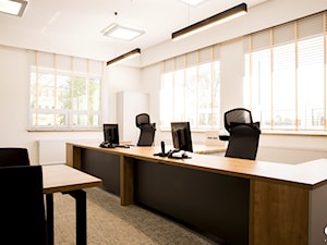 Biurowiec - Średnie z zabudowanym biurkiem szare biuro - zdjęcie od DG Studio