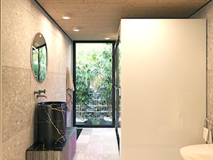 Dom kontenerowy - Średnia z lustrem z punktowym oświetleniem łazienka z oknem, styl nowoczesny - zdjęcie od Design Time