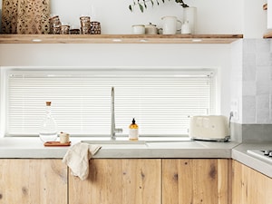 LittleBohoHouse - Mała zamknięta z kamiennym blatem biała szara z zabudowaną lodówką z lodówką wolnostojącą z nablatowym zlewozmywakiem kuchnia w kształcie litery l z oknem, styl nowoczesny - zdjęcie od Littlebohohouse