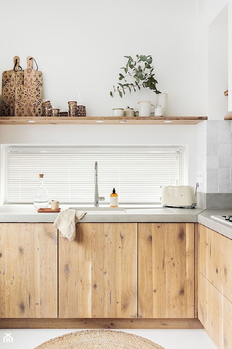 LittleBohoHouse - Mała zamknięta z kamiennym blatem biała szara z zabudowaną lodówką z lodówką wolnostojącą z nablatowym zlewozmywakiem kuchnia w kształcie litery l z oknem, styl nowoczesny - zdjęcie od Littlebohohouse