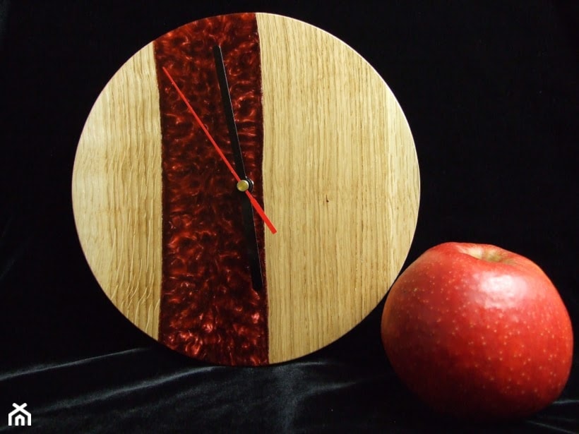 Zegar z drewna dębowego z żywicą barwioną na kolor perłowo-czerwony. - zdjęcie od Majewscy Manufaktura