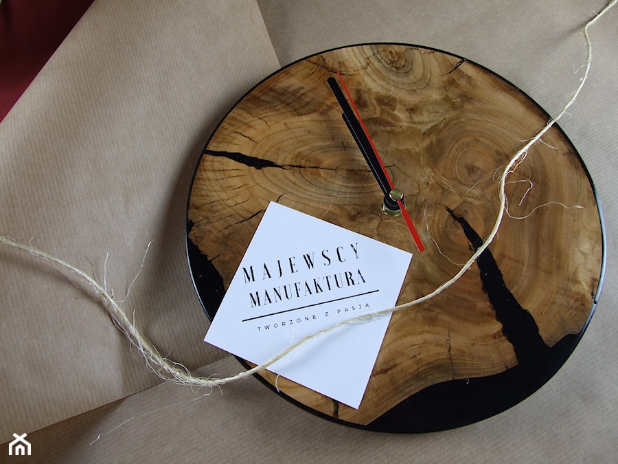 Zegar z drewna czereśniowego z żywicą barwioną na czarno - zdjęcie od Majewscy Manufaktura