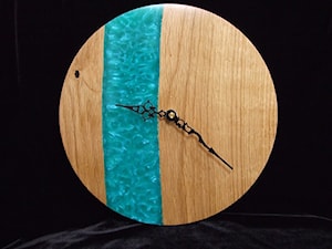 Zegar z drewna dębowego z żywicą barwiną na kolor turkusowo-perłowy - zdjęcie od Majewscy Manufaktura