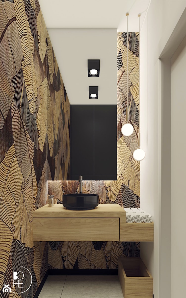 Projekt małej toalety w domu jednorodzinnym w Warszawie - tapeta: Wonderwall-studio - zdjęcie od BOHE Architektura