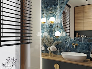 Projekt niebieskiej toalety z połączeniem drewna i złotych akcentów - zdjęcie od BOHE Architektura