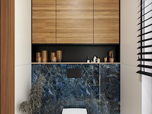 Projekt niebieskiej toalety z połączeniem drewna i złotych akcentów - zdjęcie od BOHE Architektura