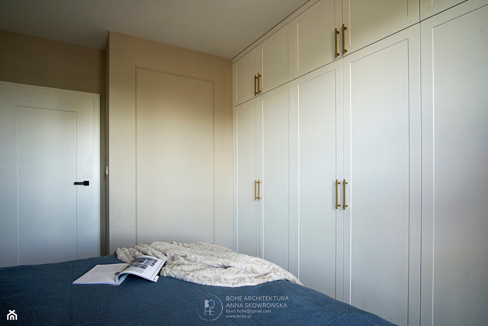 Realizacja projektu mieszkania w jasnych barwach ze sztukaterią - zdjęcie od BOHE Architektura - Homebook