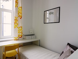 Mini kawalerka inwestycyjna dla osoby młodej duchem w dwóch odsłonach - 2017 - Mała biała z biurkiem sypialnia, styl skandynawski - zdjęcie od Bielawska Studio