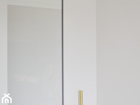 Aranżacje wnętrz - Łazienka: Biała łazienka z dodatkiem złota - Łazienka, styl nowoczesny - janiecwnetrza. Przeglądaj, dodawaj i zapisuj najlepsze zdjęcia, pomysły i inspiracje designerskie. W bazie mamy już prawie milion fotografii!