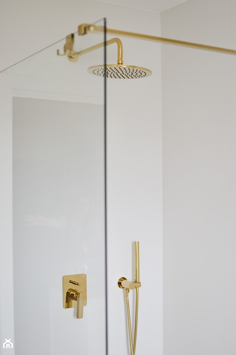 Biała łazienka z dodatkiem złota - Łazienka, styl nowoczesny - zdjęcie od janiecwnetrza