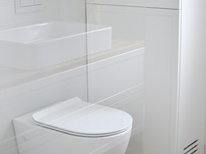 Biała łazienka z dodatkiem złota - Łazienka, styl nowoczesny - zdjęcie od janiecwnetrza