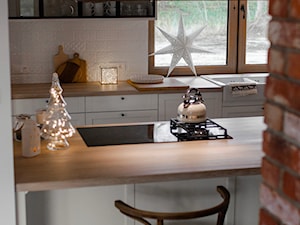 Średnia zamknięta biała z zabudowaną lodówką z nablatowym zlewozmywakiem kuchnia dwurzędowa z oknem, styl skandynawski - zdjęcie od Annamichaliszyn