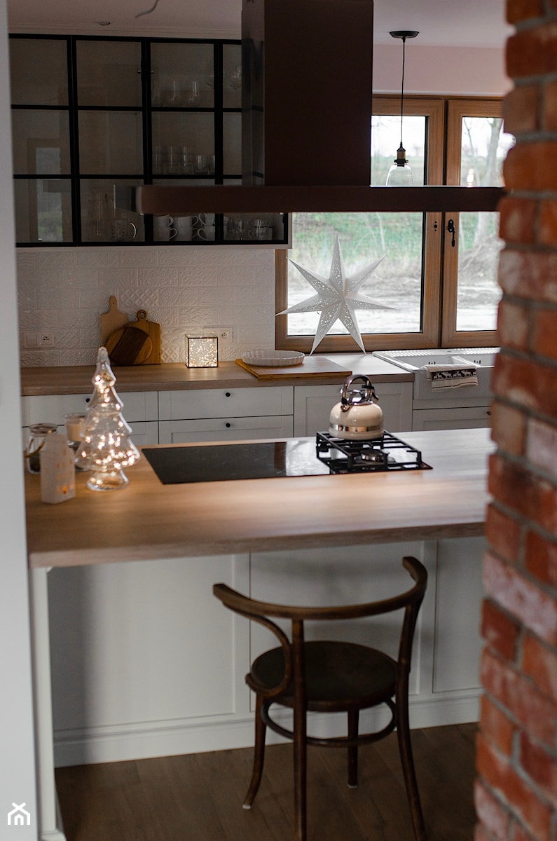Średnia zamknięta biała z zabudowaną lodówką z nablatowym zlewozmywakiem kuchnia dwurzędowa z oknem, styl skandynawski - zdjęcie od Annamichaliszyn