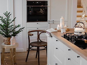 Mała otwarta biała z zabudowaną lodówką kuchnia jednorzędowa z wyspą lub półwyspem z oknem, styl skandynawski - zdjęcie od Annamichaliszyn
