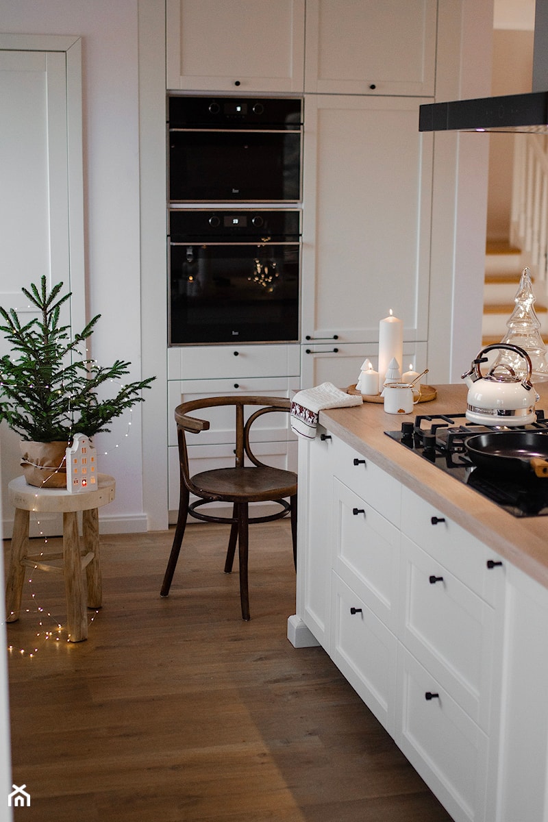 Mała otwarta biała z zabudowaną lodówką kuchnia jednorzędowa z wyspą lub półwyspem z oknem, styl skandynawski - zdjęcie od Annamichaliszyn