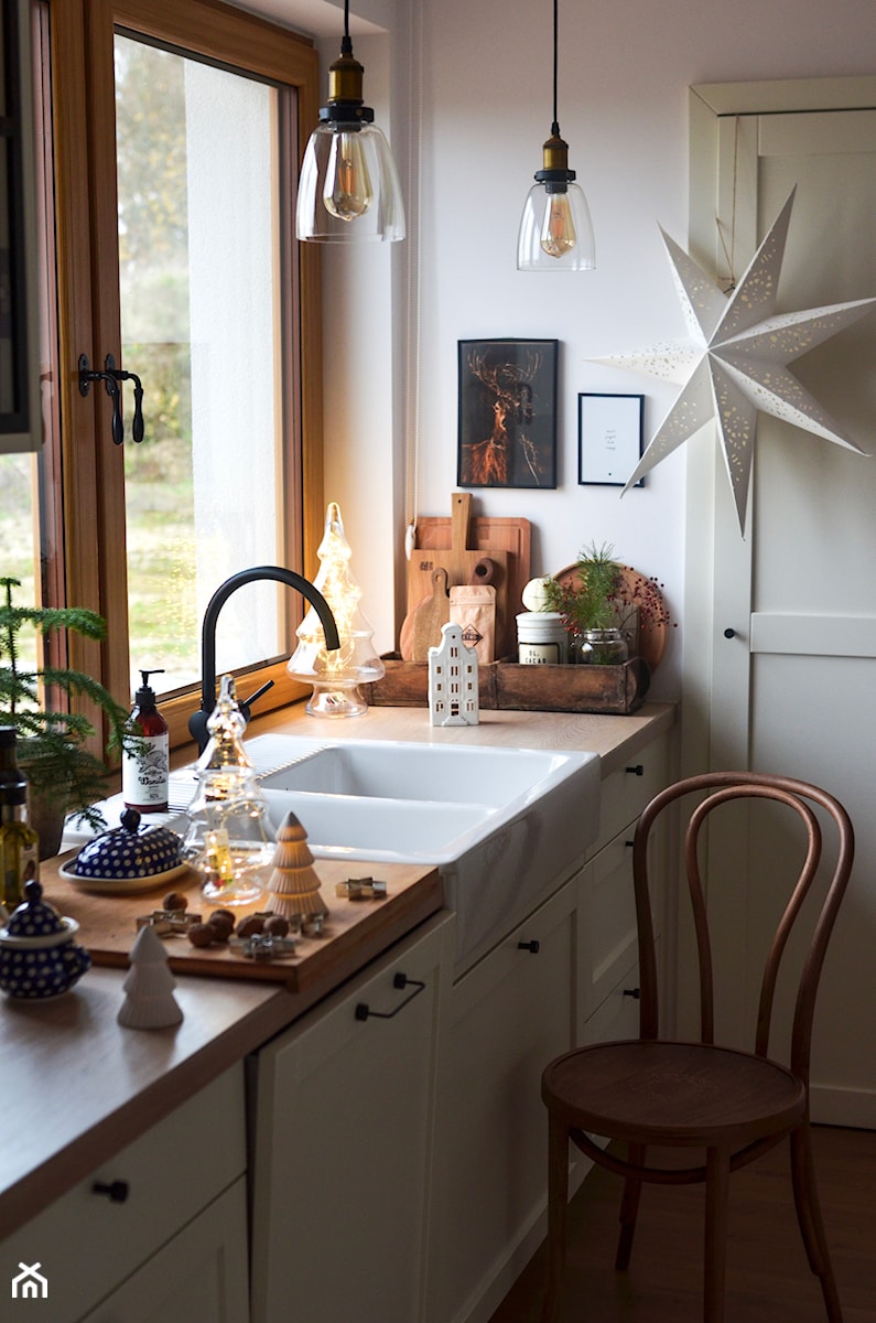 Mała zamknięta biała z nablatowym zlewozmywakiem kuchnia jednorzędowa z oknem, styl skandynawski - zdjęcie od Annamichaliszyn