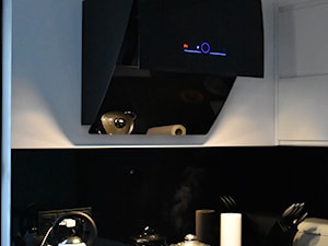 Kuchnia w bieli i czerni - Kuchnia, styl minimalistyczny - zdjęcie od Design Concept Studio Architektura Wnętrz