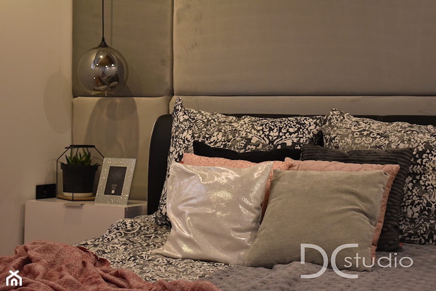 Jasna i urokliwa sypialnia z tapicerowanymi panelami - Sypialnia, styl nowoczesny - zdjęcie od Design Concept Studio Architektura Wnętrz