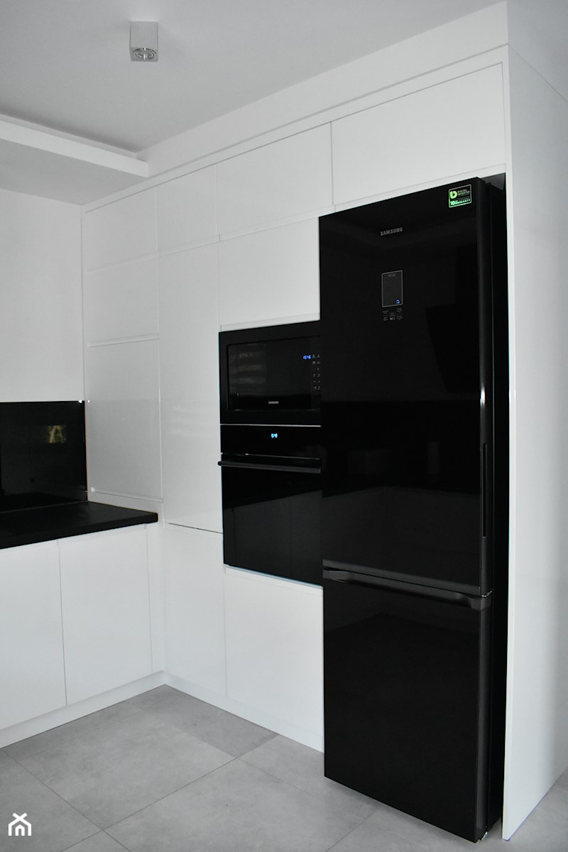 Kuchnia w bieli i czerni - Kuchnia, styl minimalistyczny - zdjęcie od Design Concept Studio Architektura Wnętrz
