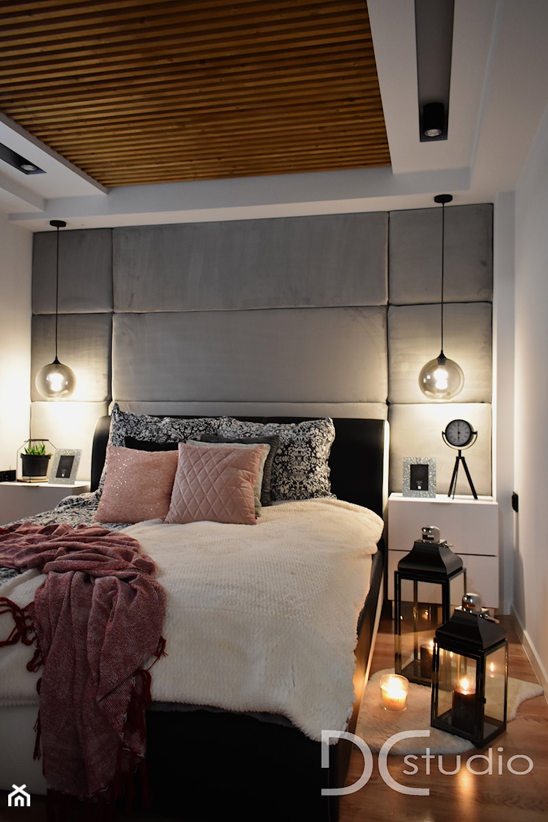 Jasna i urokliwa sypialnia z tapicerowanymi panelami - Sypialnia, styl nowoczesny - zdjęcie od Design Concept Studio Architektura Wnętrz